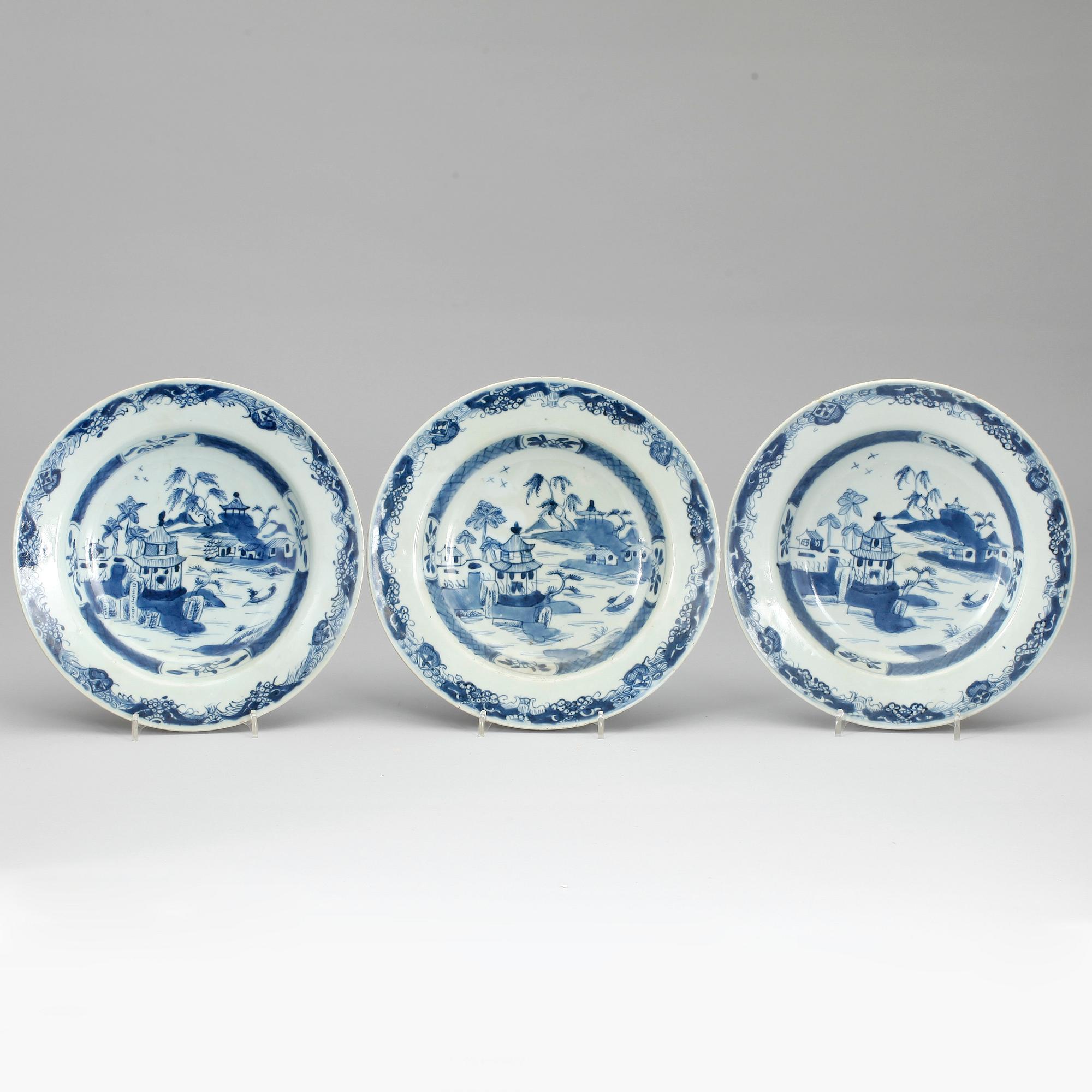 TALLRIKAR, djupa, 3 st, porslin. Qing dynastin, Qianlong (1736-95).