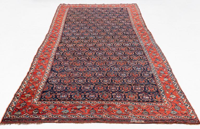 An antique Khamseh carpet, South Persia, ca 485,5 x 179-185 cm.