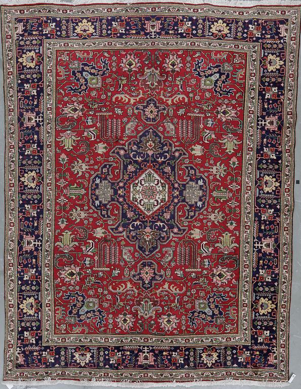 MATTA, semiantik, Täbris, ca 370x280 cm.