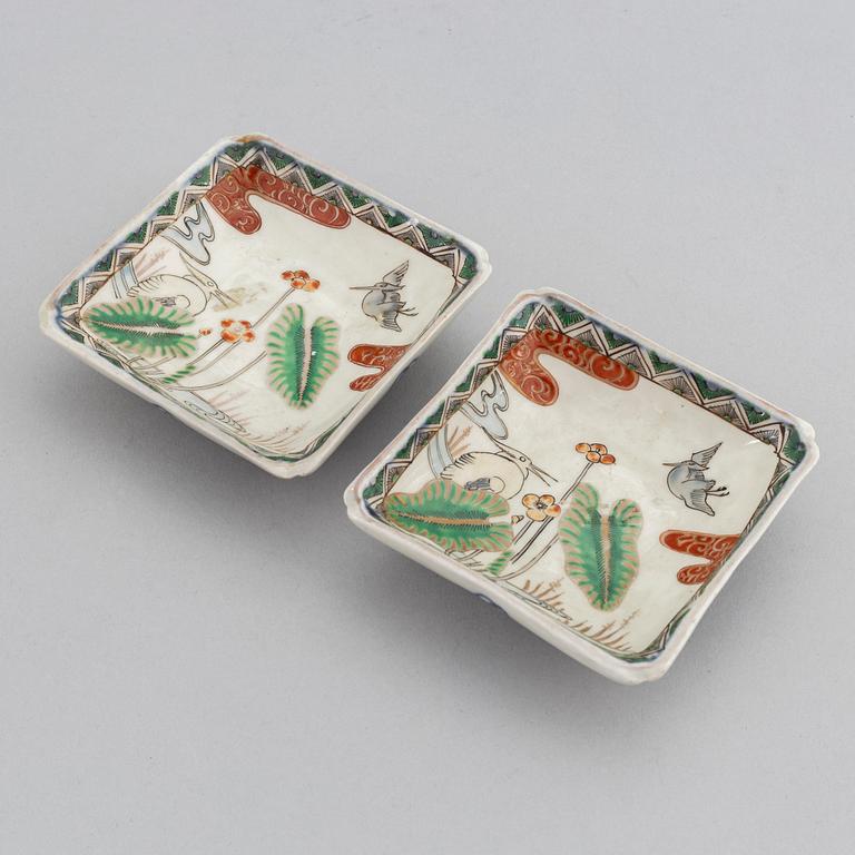 A pair of Japanese porcelain dishes, Meiji period (1868-1912).