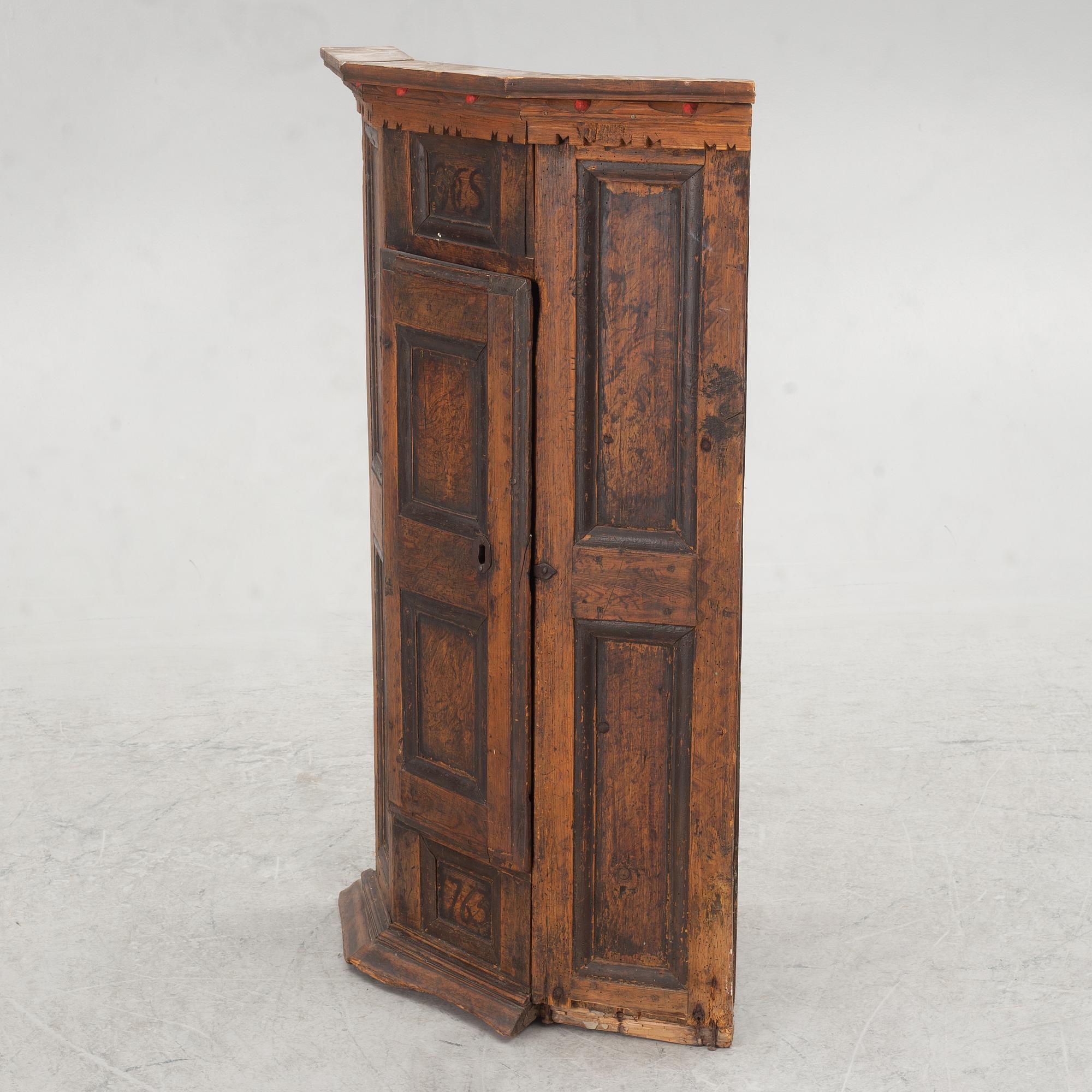 A Swedish provincial corner cabinet, 18th century.