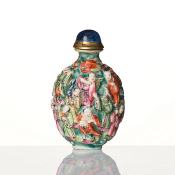 A Chinese porcelain snuff bottle, late Qing dynasty / early 20th century.