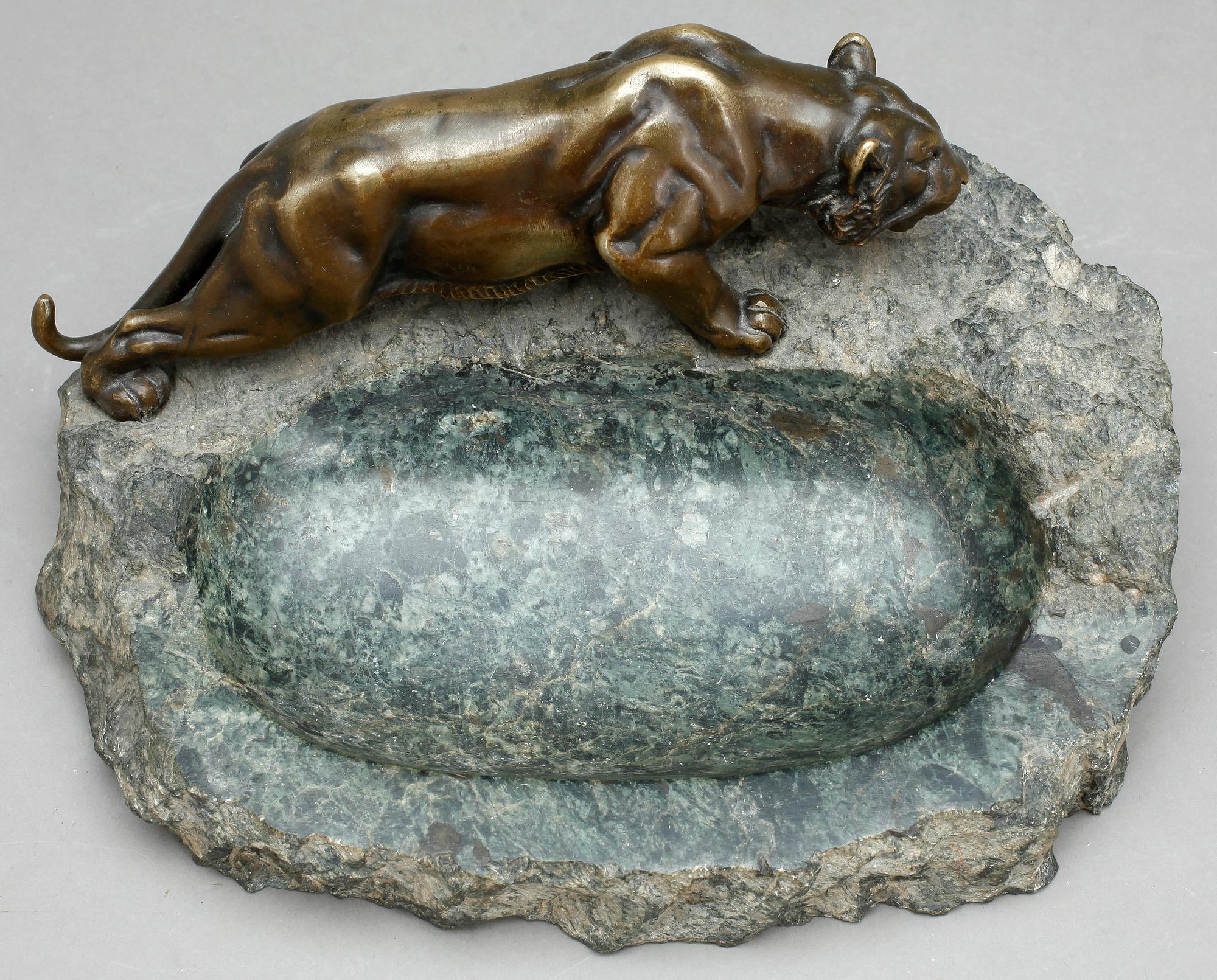 OKÄND KONSTNÄR, skulptur med skål, brons och sten, signerad Titze, 1900-talets första hälft.