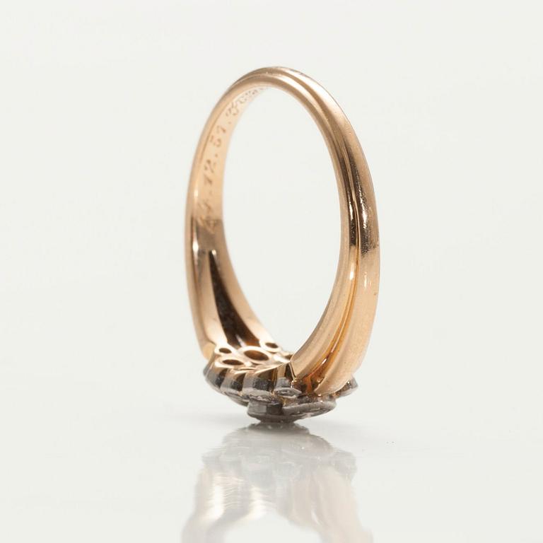 RING, 18K guld. Briljant och 8/8 slipade diamanter H/vs ca 0.55 ct. A. Tillander 1951. Storlek 17-. Vikt 3,7 g.