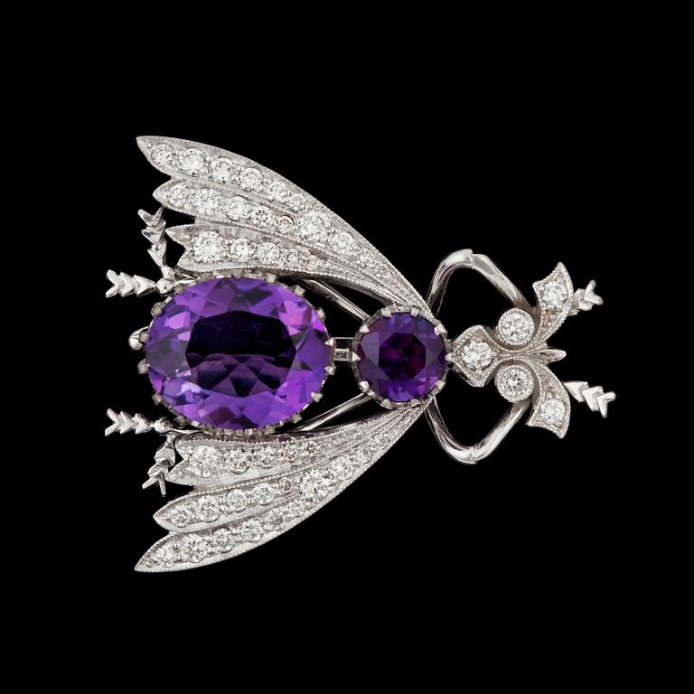 BROSCH/HÄNGE i form av en fluga med briljantslipade diamanter tot ca 0.96 ct samt ametister.