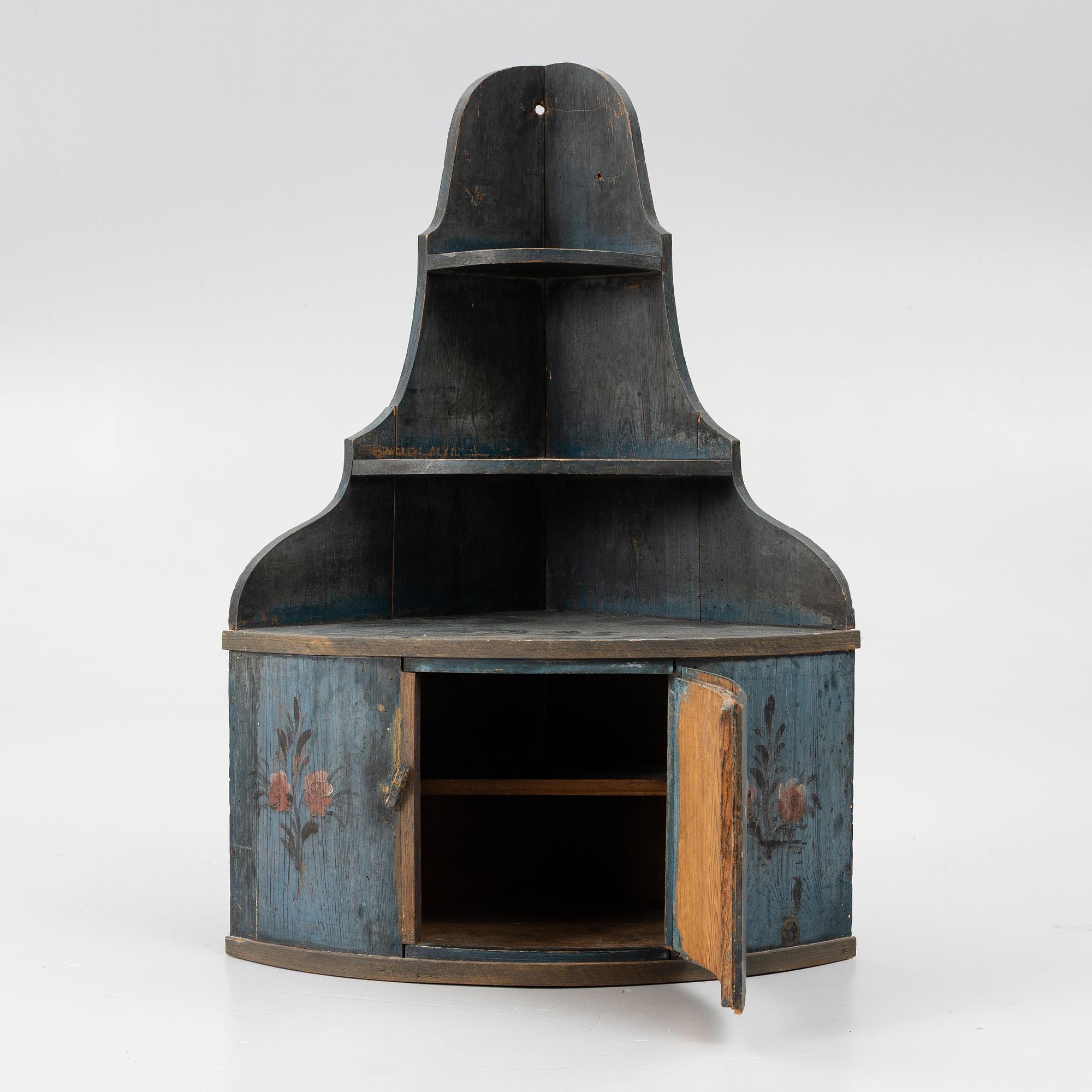 Hörnhängskåp, allmoge, 1800-tal.
