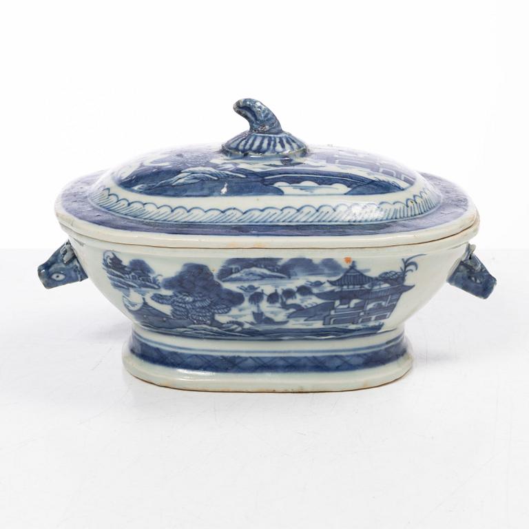 Six blue and white porcelai plates and a butter tureen, China, Jiaqing (1796-1820).
