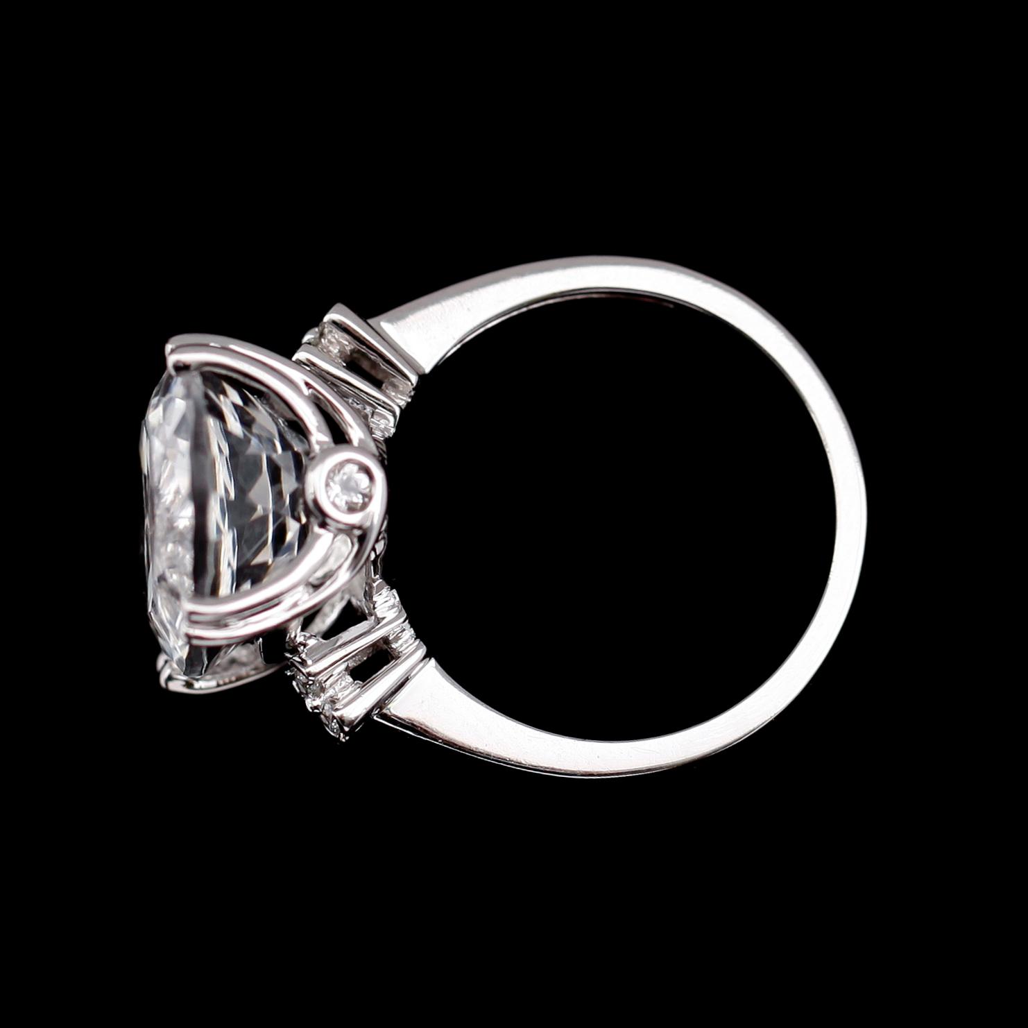 RING, 14 k vitguld, oval fasettslipad kvarts, briljantslipade diamanter tot 0.05 ct.