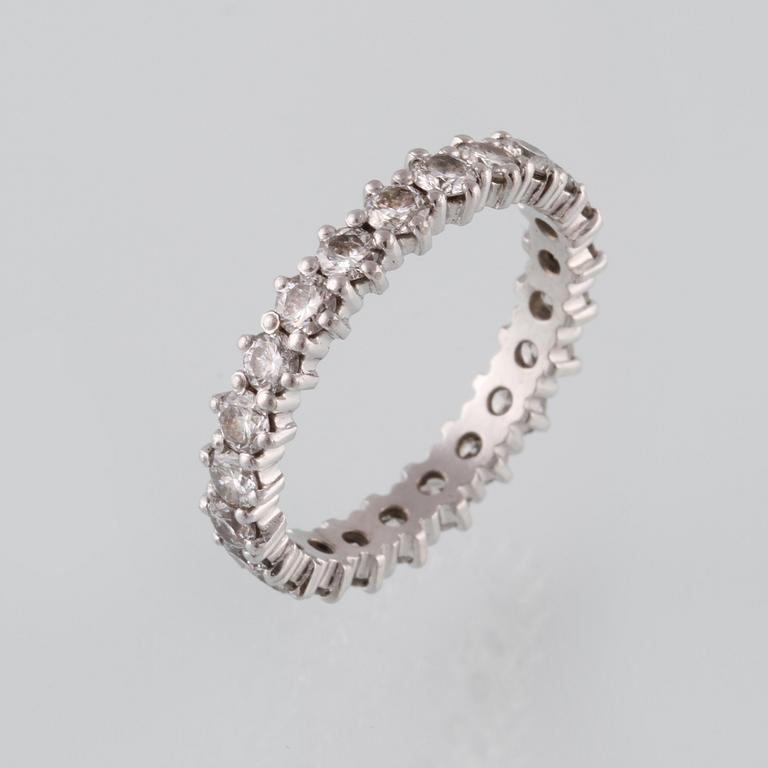 RING, 18K vitguld med briljantslipade diamanter ca 2.00 ct. Vikt 3,5 gram.