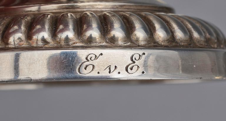 SKÅL samt SOCKERSKÅL, silver, bl a Johan Petter Grönvall, Stockholm. 1840 resp 1912. Total vikt: 861 gram.