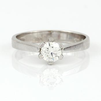 RING, 18K vitguld med briljantslipad diamant, ca 0,54 ct. Vikt 3,83 g.
