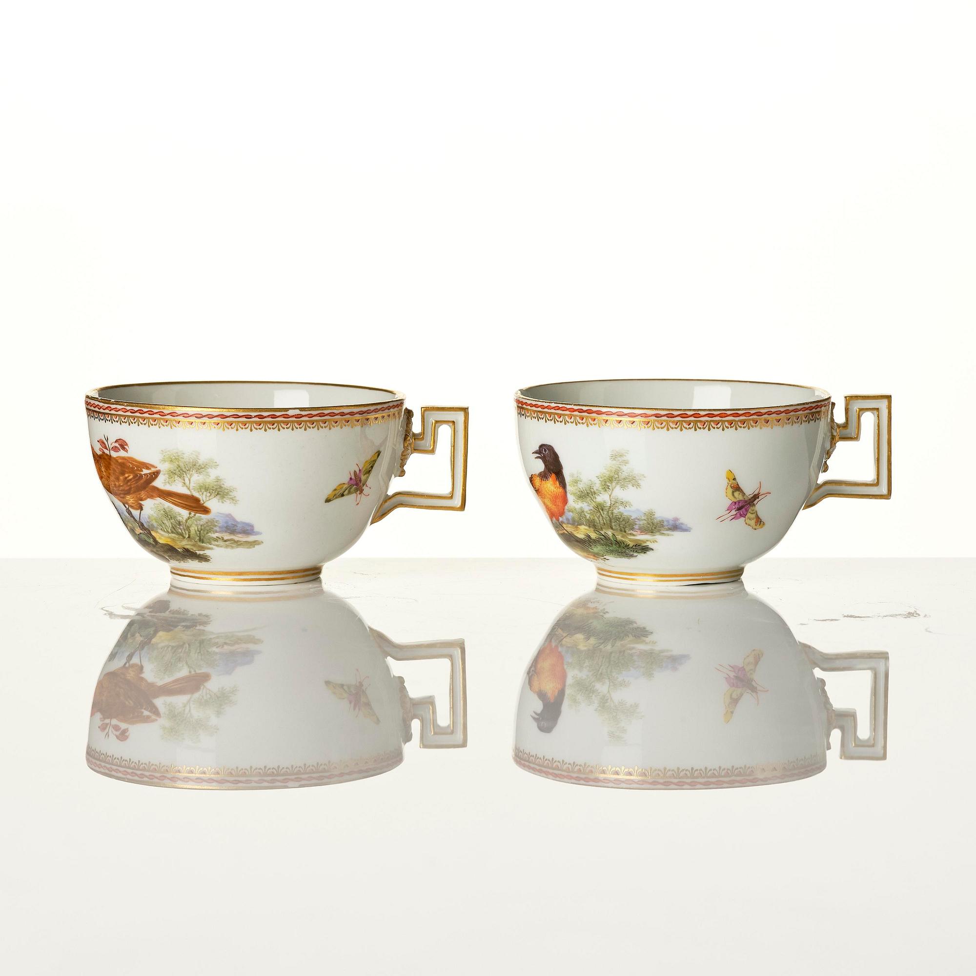 A pair of ornitological Meissen cups with saucers, period of Marcolini (1774-1814).