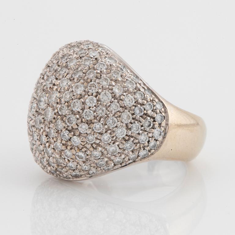 An 18K gold ring set with round brilliant-cut diamonds.