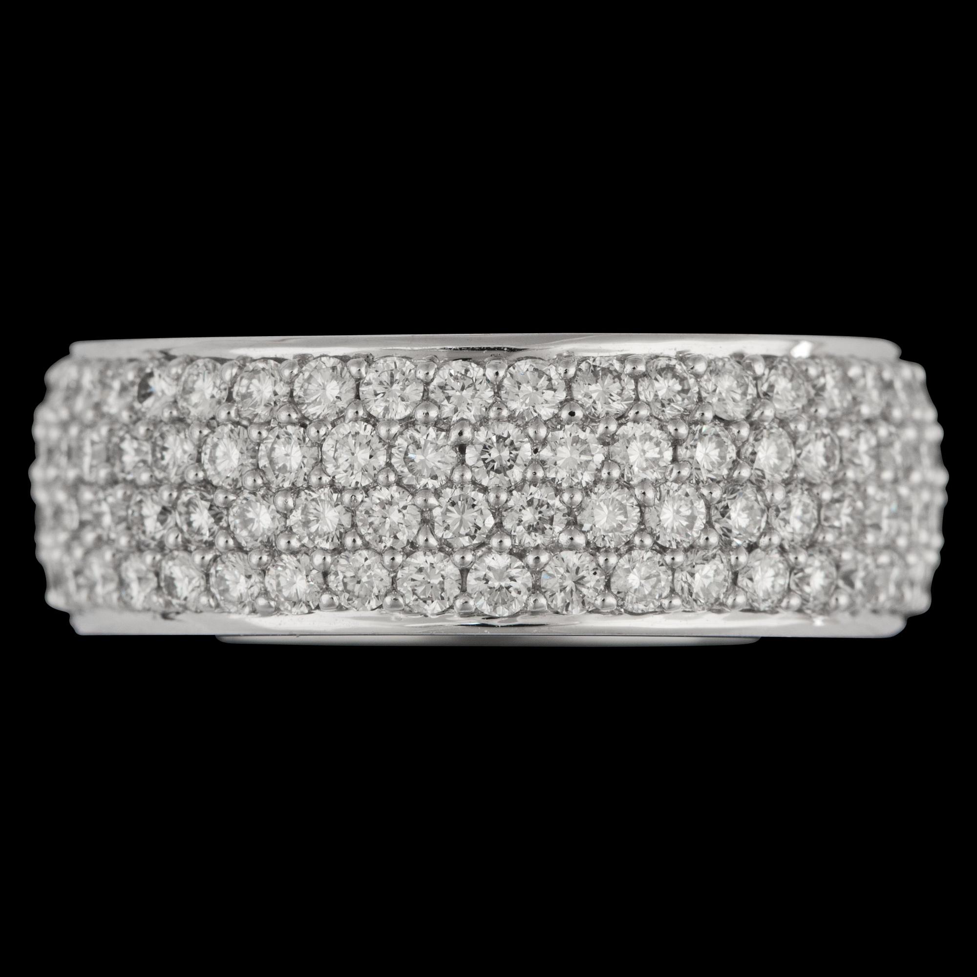 RING, 160 briljantslipade diamanter, tot. 2.61 ct, fattade runtom hela ringen.