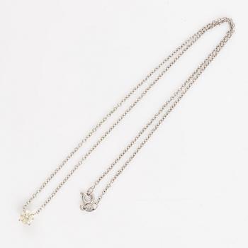 Collier 18K vitguld med briljantslipad diamant.
