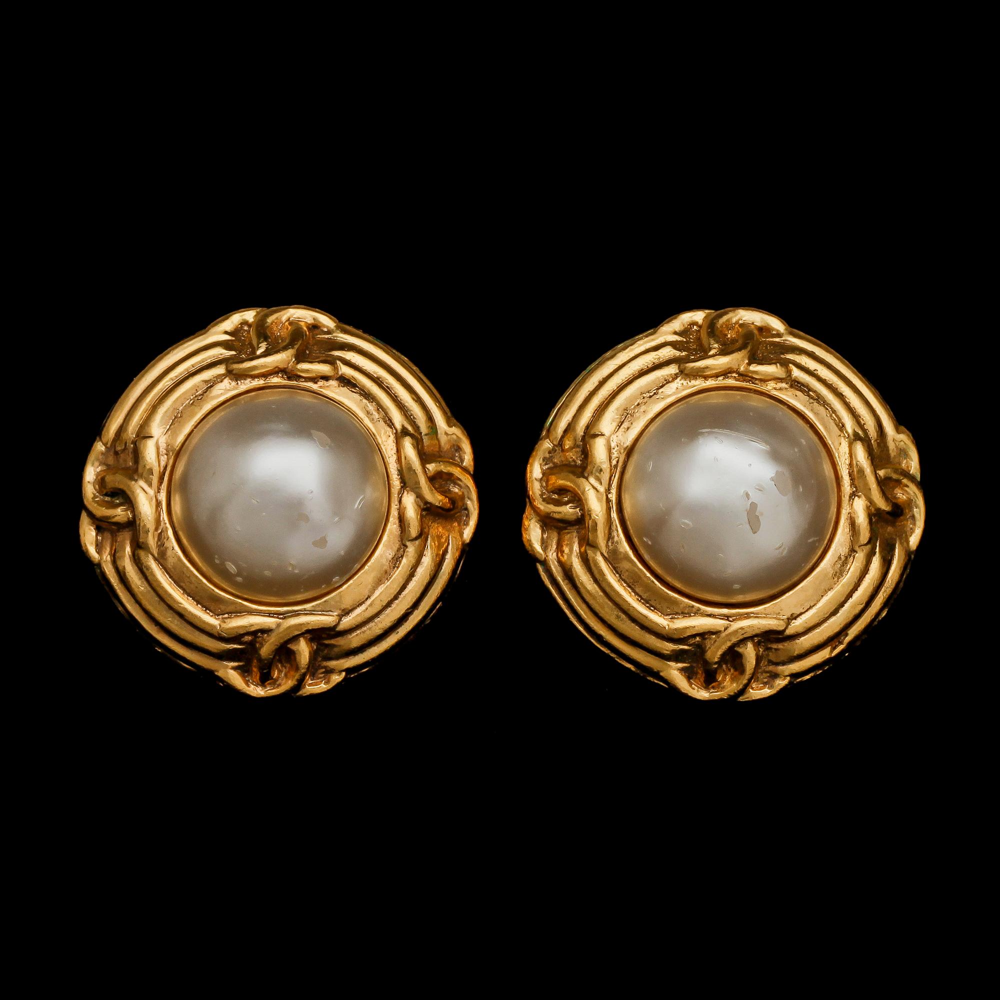 CHANEL, a pair of earclips.