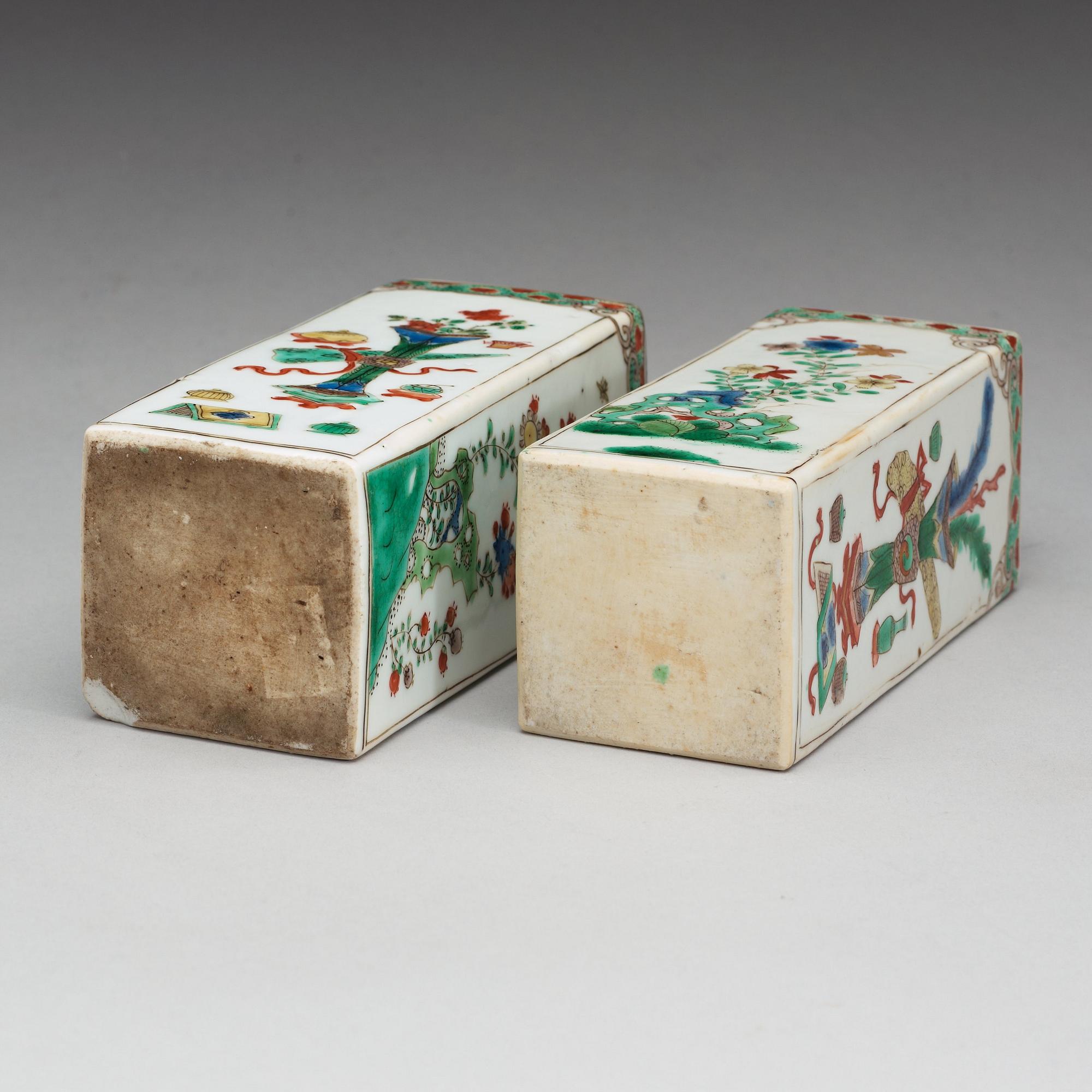 Two famille verte bottles, Qing dynasty, Kangxi (1662-1722).