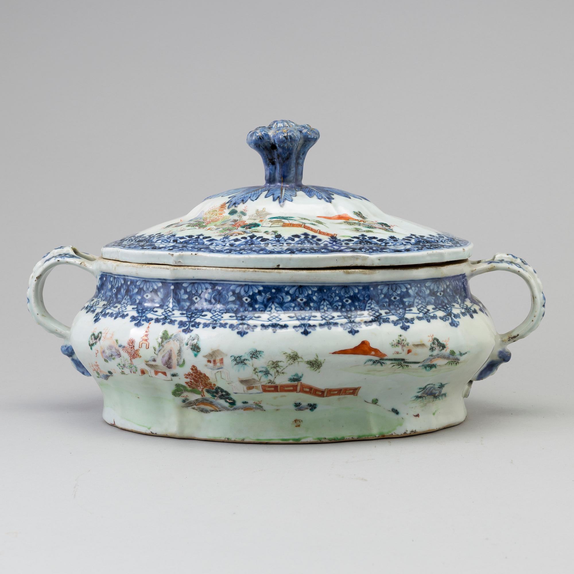 A wonderful Chinese blue and white with famille rose tureen with cover, Qing dynasty, early 18th century.