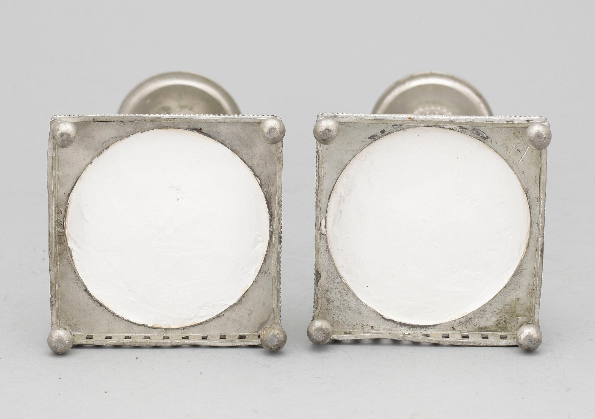 LJUSSTAKAR/BORDSLAMPOR, ett par, tenn, okänd mästare, 1800-tal.