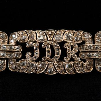 A BRACELET, 259 old- and rose cut diamonds c. 7 ct. 18K gold, silver. Length 18,5 cm, weight 38,8 g.