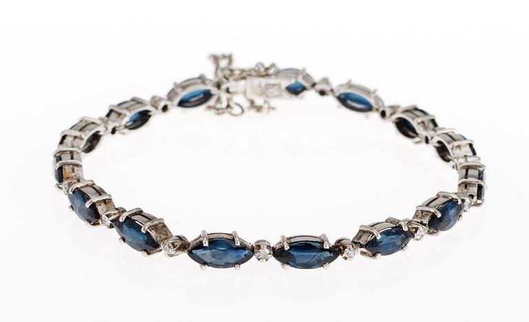 BRACELET, set with blue sapphires and samll diamonds, tot. app. 0.30 cts.