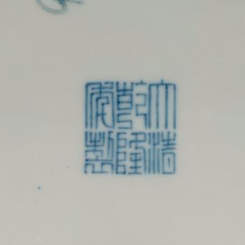 A wucai dish, Qing dynasty (1644-1912) with Qianlongs sealmark.