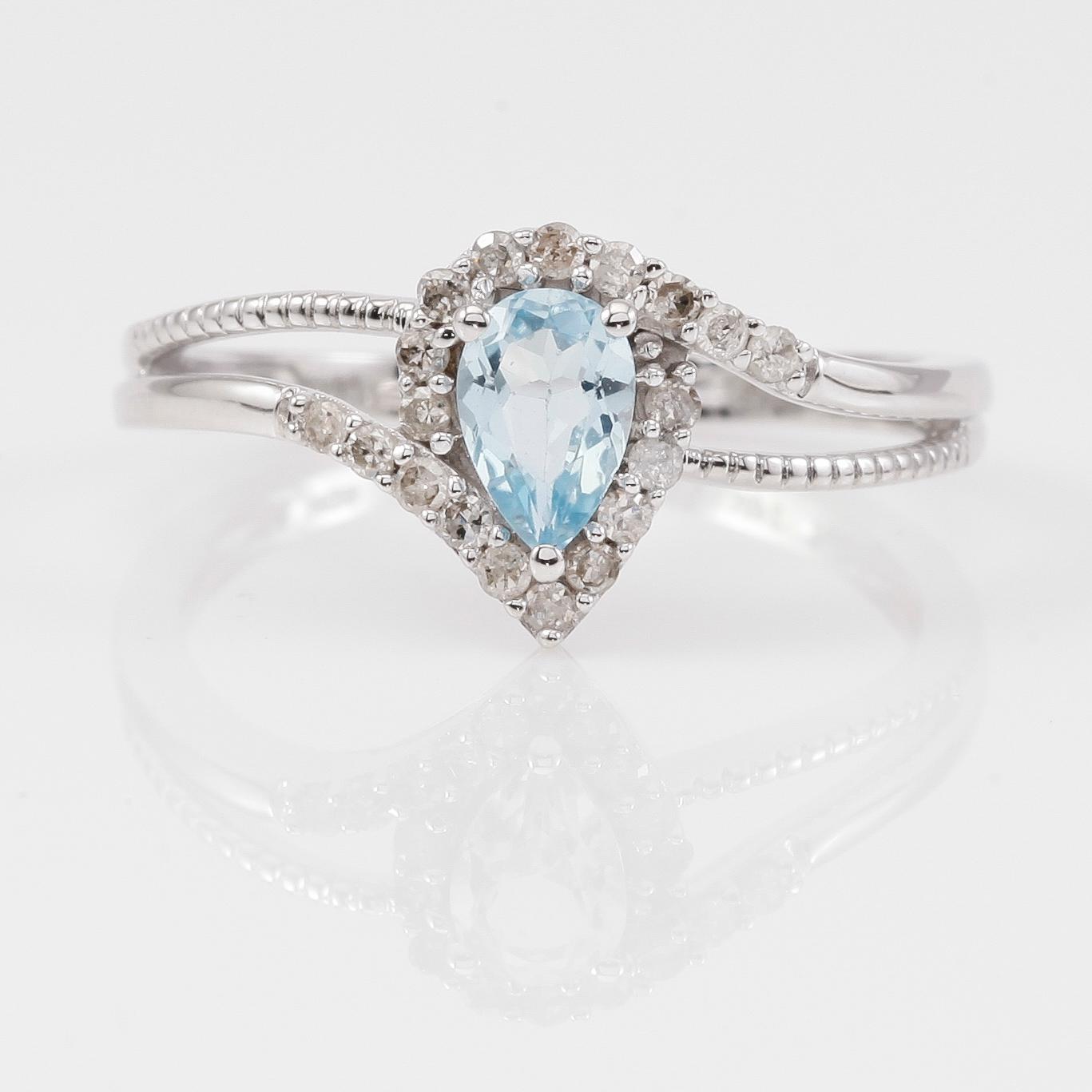 RING, 14K vitguld, diamanter tot ca 0.17 ct. och akvamarin tot ca 0.50 ct.