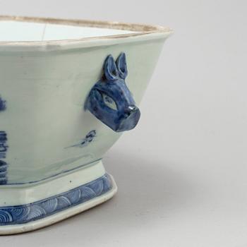 A Chinese export porcelain blue and white tureen and cover, Qianlong (1736-1795).