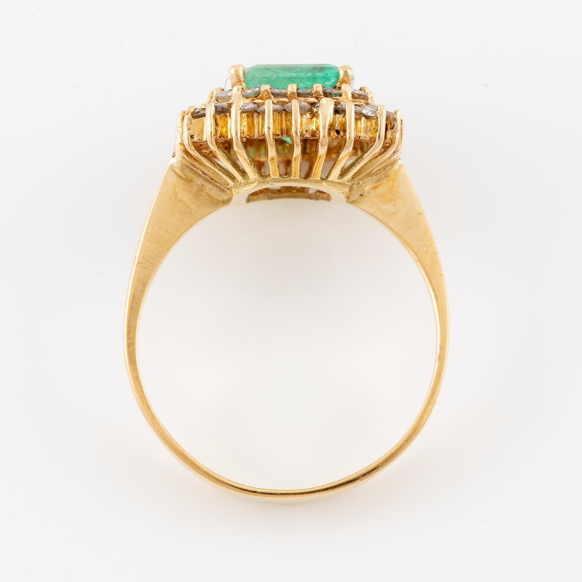 Ring in 18K gold set with a faceted emerald and round brilliant-cut diamonds.