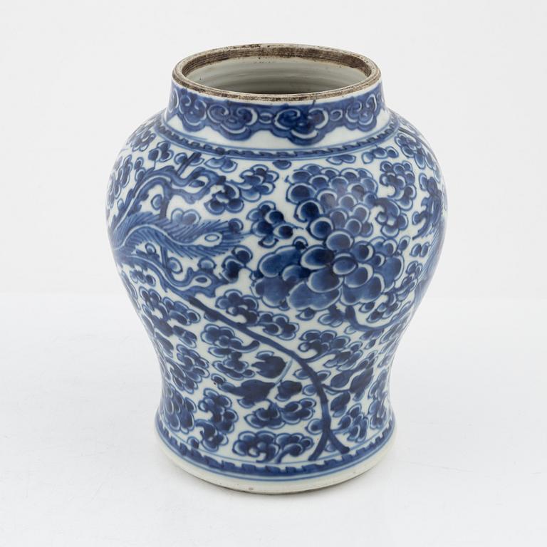 A blue and white porceline urn, China, 18th century.