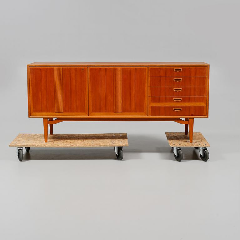 SIDEBOARD, AB Möbelfabriken Örnen, Rydaholm. 1960-tal.