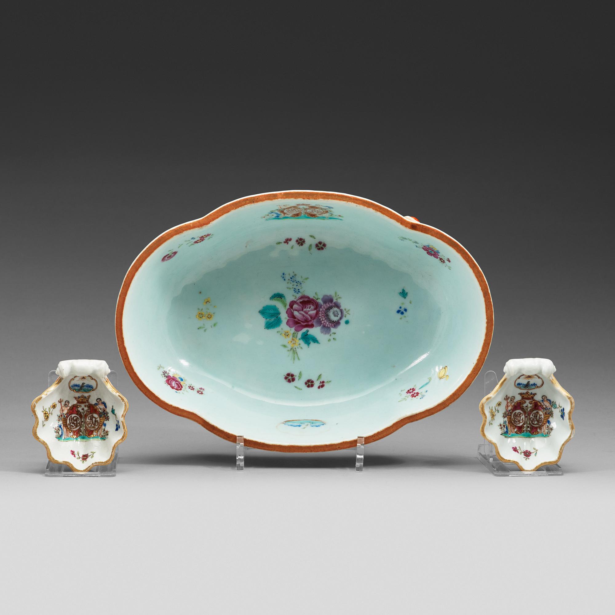 UPPLÄGGNINGSSKÅL samt SALTKAR, ett par, kompaniporslin. Qingdynastin, Qianlong (1736-95).