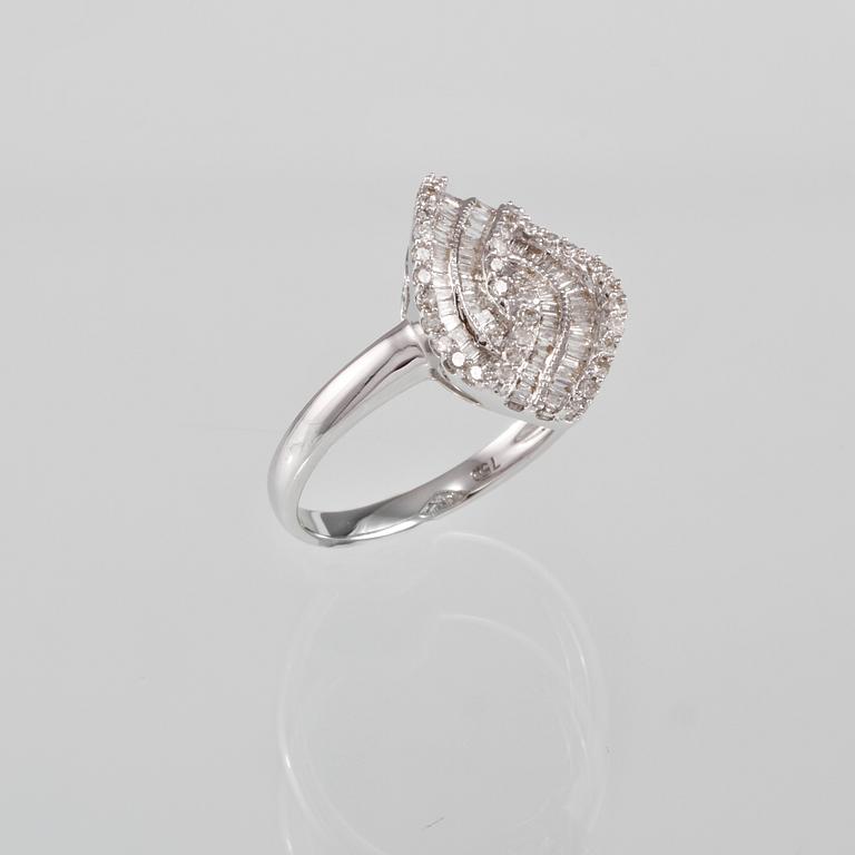 RING, 18k vitguld med briljant och baguettslipade diamanter, 0.41 ct. Vikt 3,0 g.
