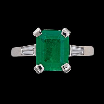 RING, smaragdslipad smaragd, ca 2.0 ct, och trapetsslipade diamanter, tot. ca 0.40 ct.