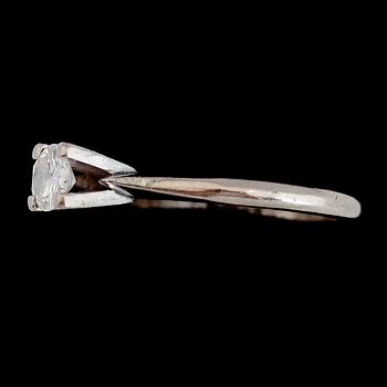 RING, 14K vitguld, briljantslipad diamant ca 0.60 ct. Vikt ca 3,7 g.