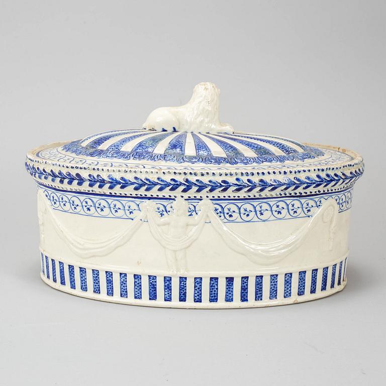 A cream weare pudding tureen with cover, presumably Rörstrand, ca 1800.