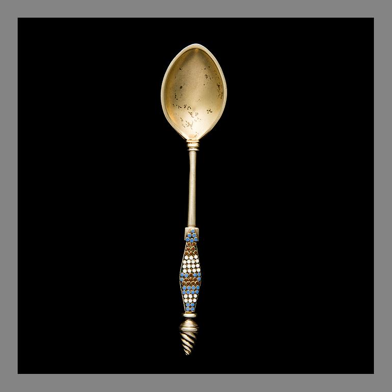 A FABERGÉ SPOON, silver (88), cloisonné enamelled, Moscow, early 20th century.