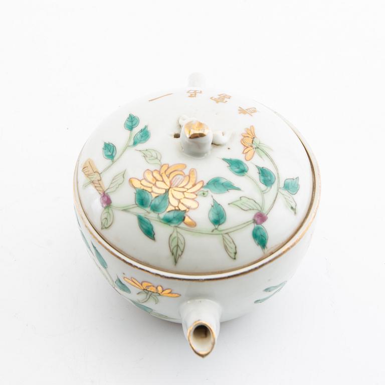 A set of three differently decorated tea pots with covers, Qing dynasty, 18century and 20th century.