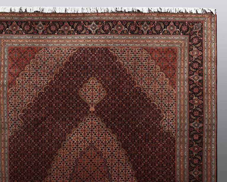 A CARPET, Tabriz, sk Mahi, 60 Raj, 286 x 200 cm.