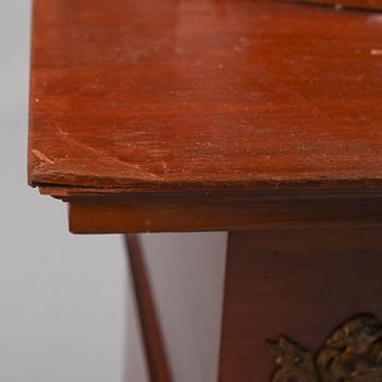 SÄNGBORD, ett par, empirestil, 1900-talets första hälft.