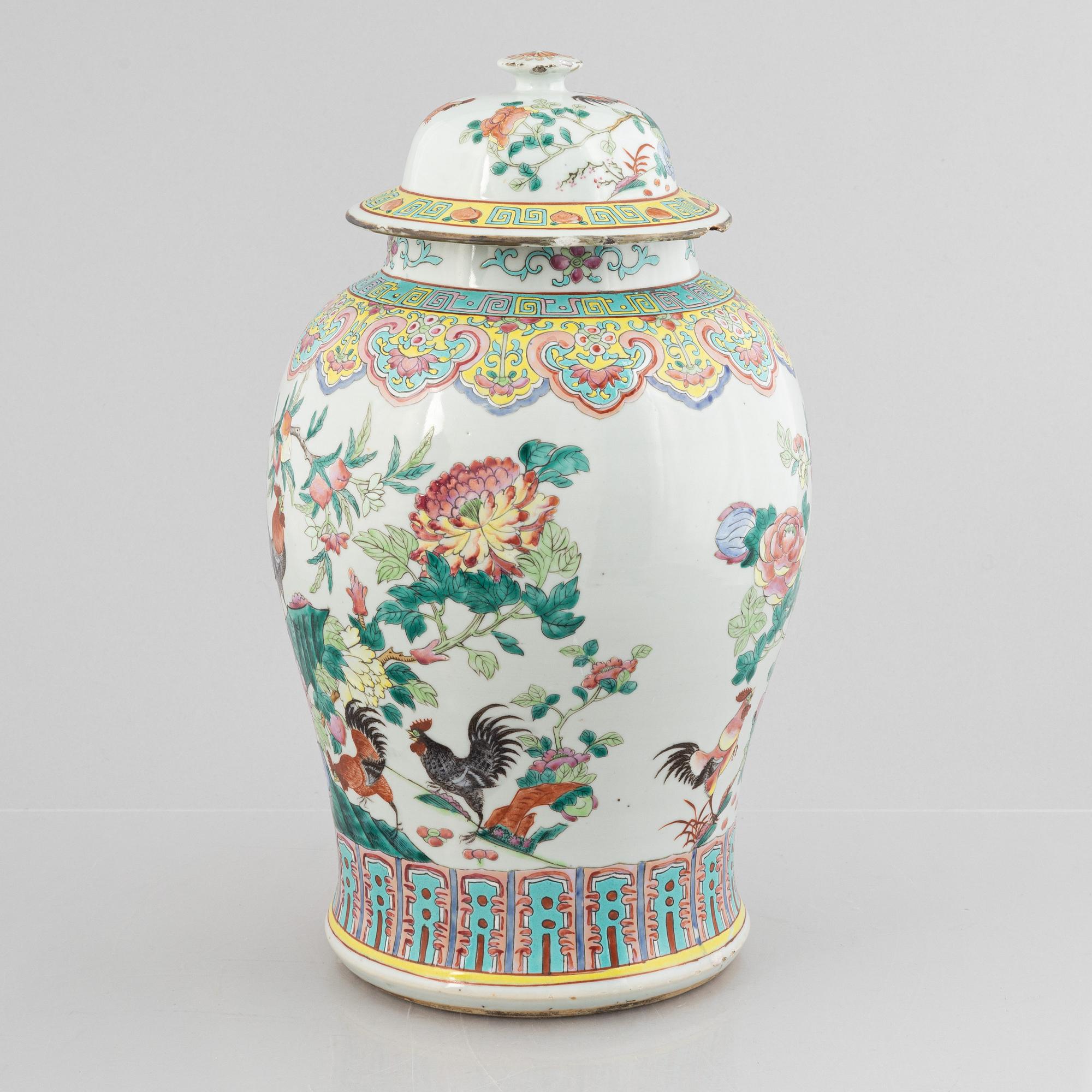 A famille rose 'rooster' jar with cover, Qing dynasty, circa 1900.