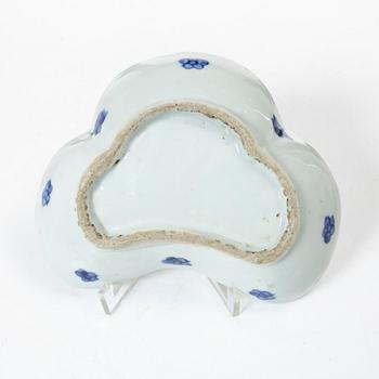 Skålfat, tre stycken, porslin. Kina, 1600-tal.