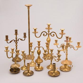 PARTI KANDELABRAR OCH LJUSSTAKAR, mässing, 1800/1900-tal.