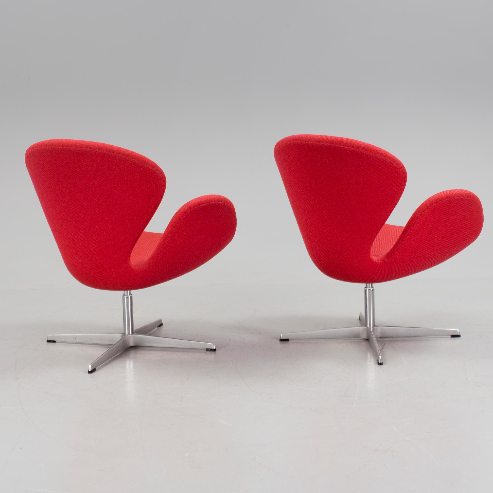 ARNE JACOBSEN, fåtöljer, ett par, "Svanen", Fritz Hansen, 1995.