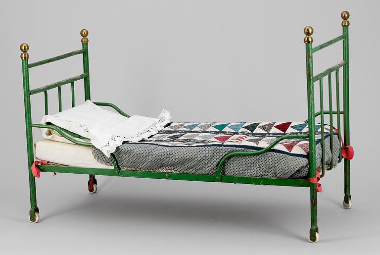 DOCKSÄNGAR, 8 st, trä samt metall, 18/1900-tal.