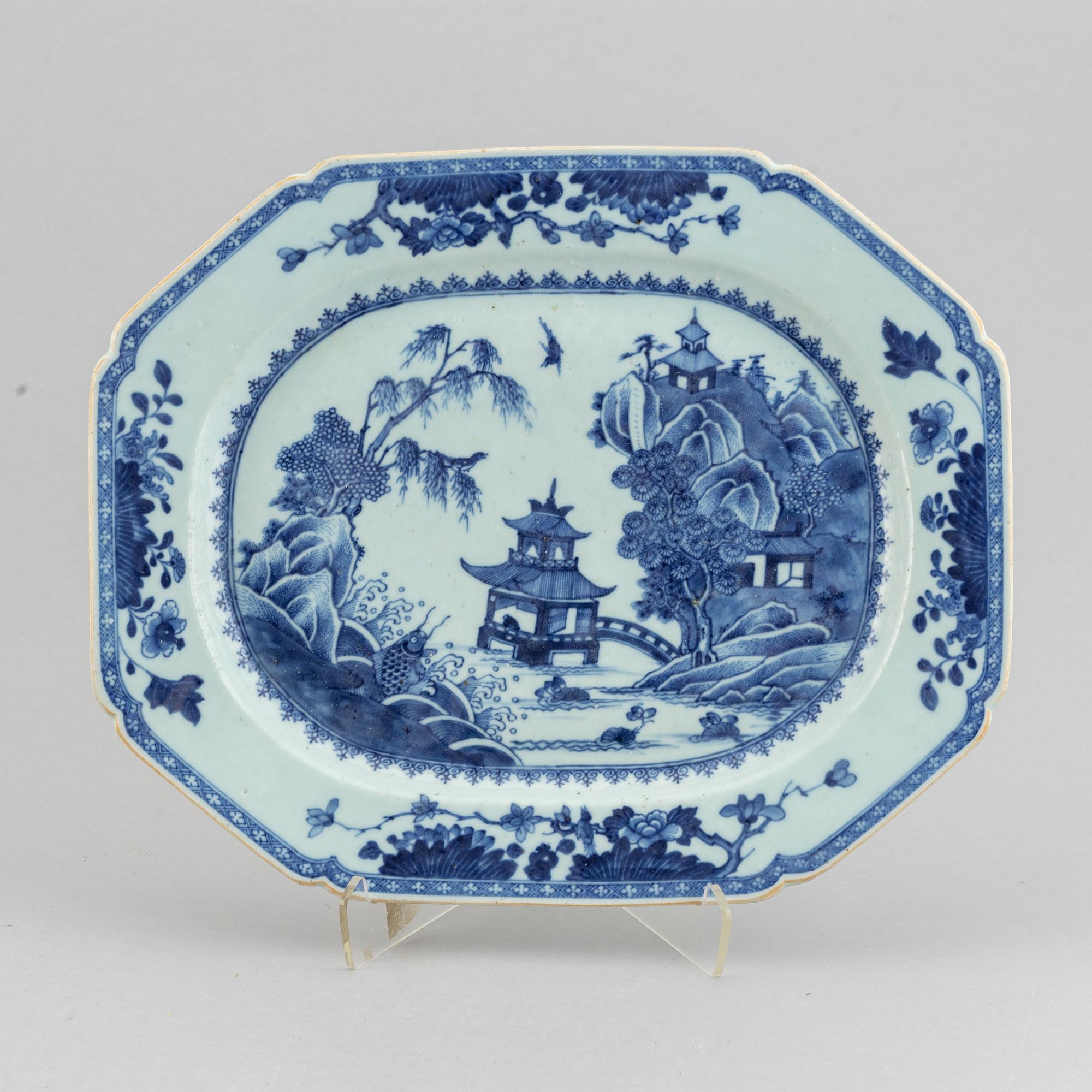 A blue and white serving dish, Qing dynasty, 19th Century.