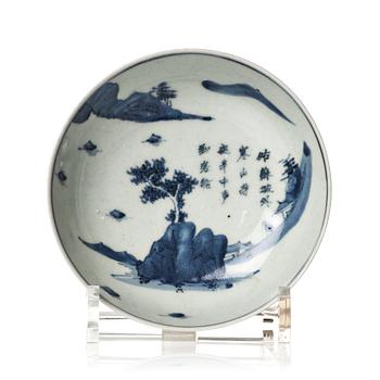 851. A blue and white dish, Tianqi/Chongzhen, 17th Century.