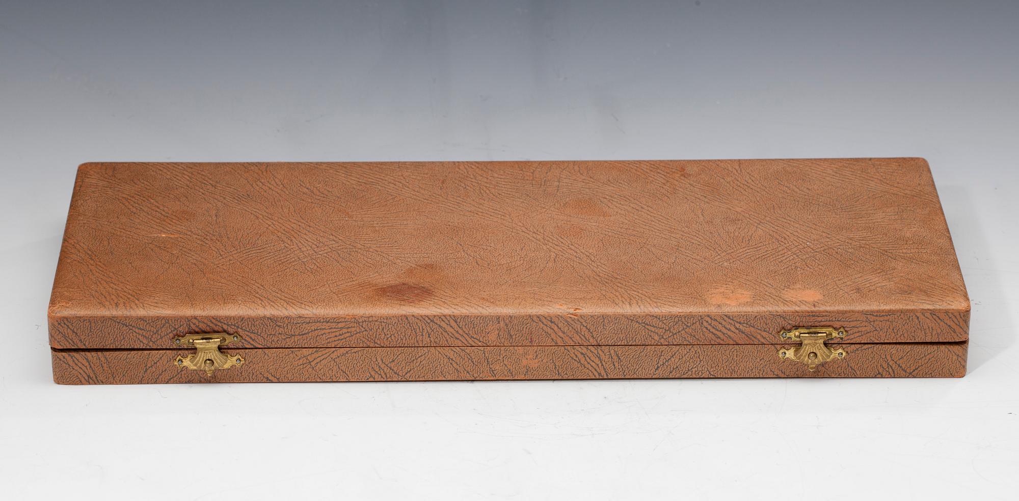 MOCKASKEDAR, 12 st, silver 916 och emalj, Tillander, Helsingfors 1951. Vikt 135 g.