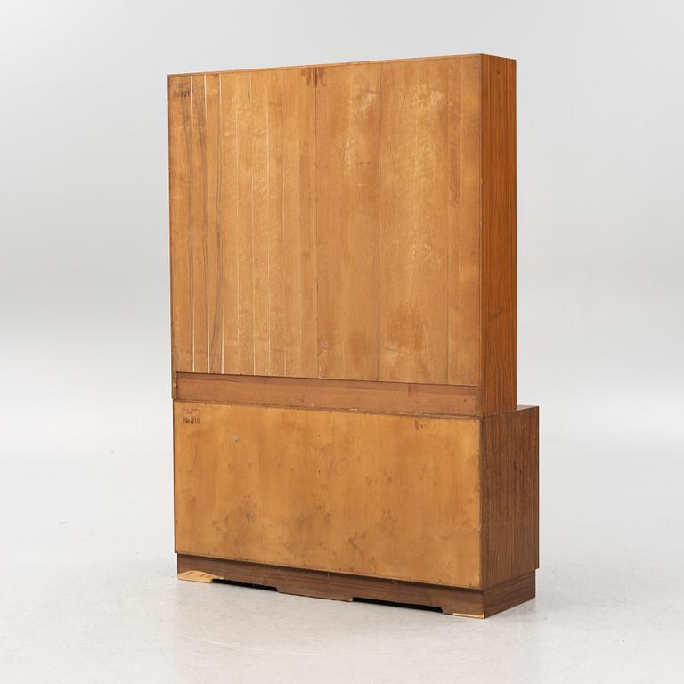 Sideboard med vitrin, Wirserums Nya Möbelfabrik, Hultarp, 1900-talets tredje kvartal.