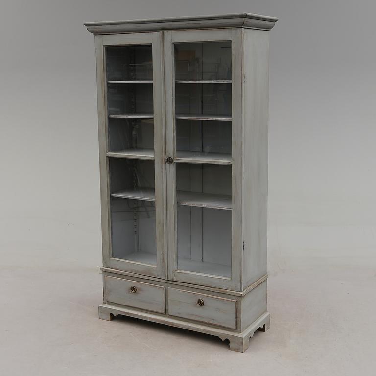 VITRINSKÅP, omkring år 1900.